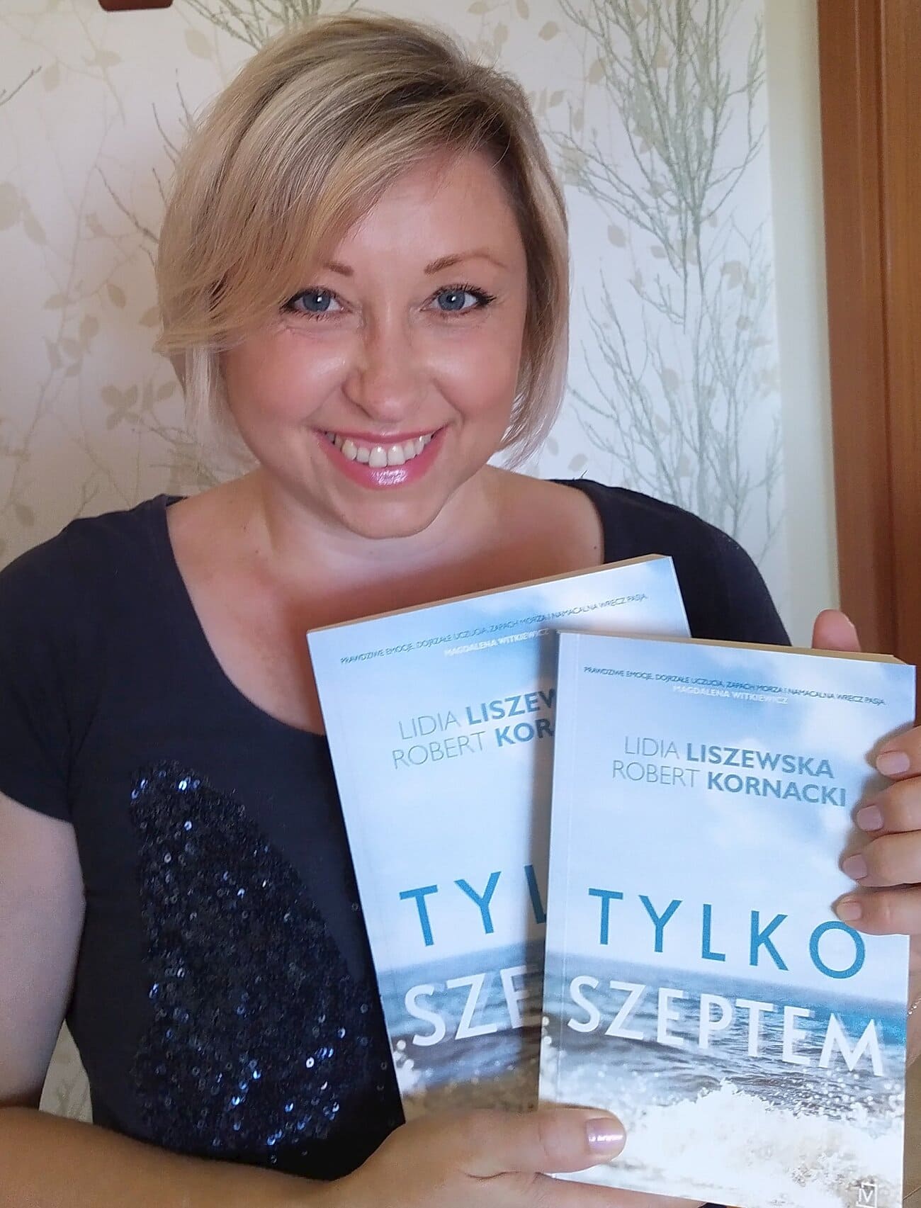 Współautorka Lidia Liszewska z powieścią Tylko szeptem w dużym formacie